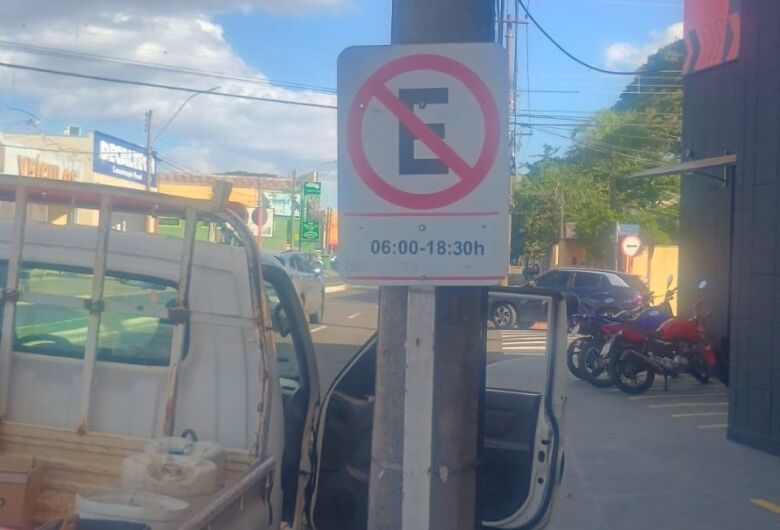 Placas de proibido estacionar são recolocadas na Avenida Professor Luís Augusto de Oliveira