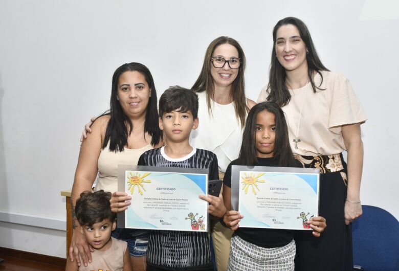 Programa Famílias Fortes certifica 32 famílias em cerimônia no Paço Municipal