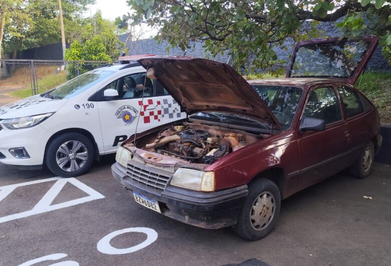 Carro furtado em Ibaté é encontrado abandonado pela PM no Cidade Aracy