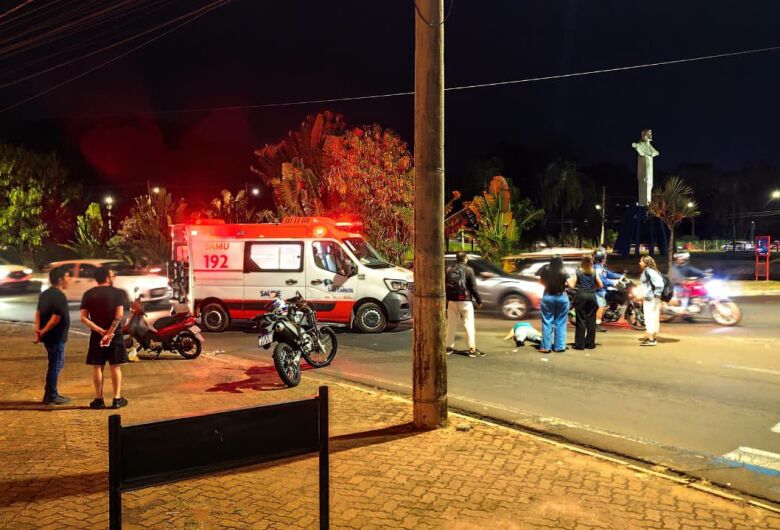 Motociclista fica ferida após colisão com carro em cruzamento movimentado de São Carlos
