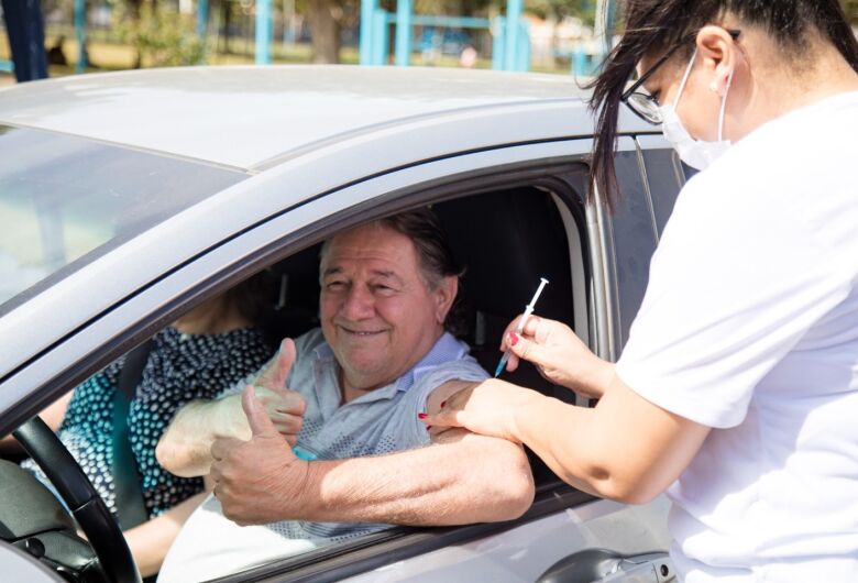 Drive-thru da vacinação contra gripe atende 354 pessoas em apenas quatro horas