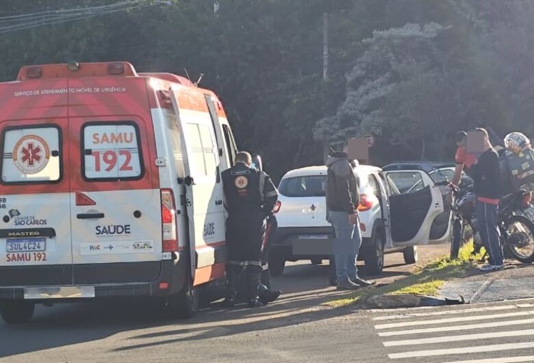 Motoboy fica ferido após colisão com carro próximo ao shopping