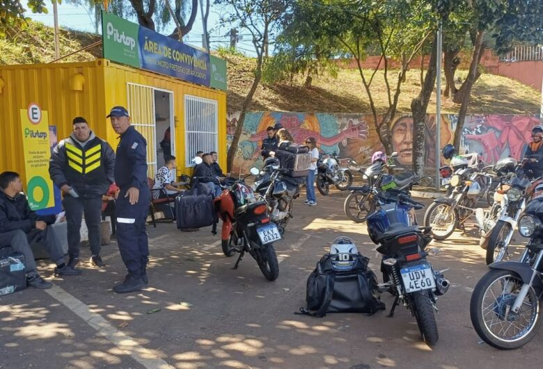 Motociclistas recebem orientações sobre segurança e benefícios do programa Mão na Roda