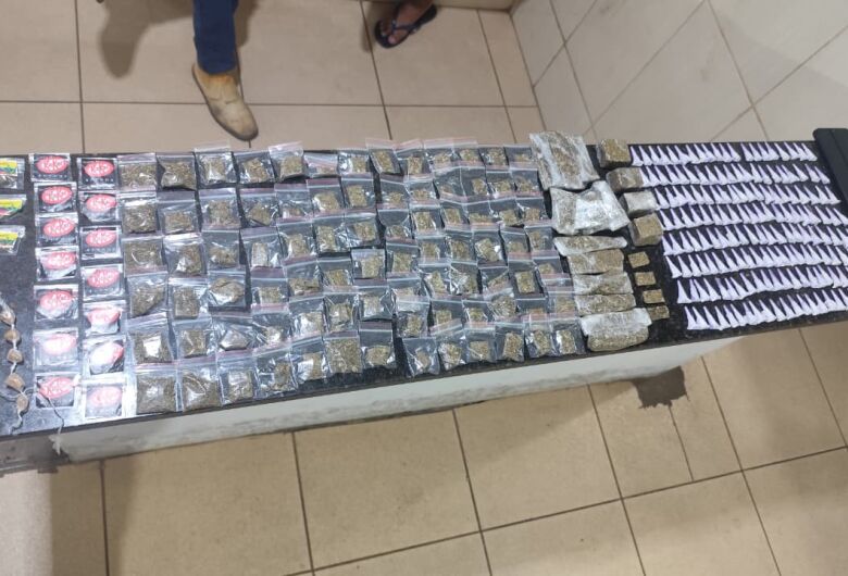 Jovem é preso pela RPM com sacola cheia de drogas no CDHU em São Carlos 