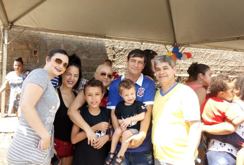 Comerciante são-carlense prepara festa para as crianças e busca doadores e voluntários