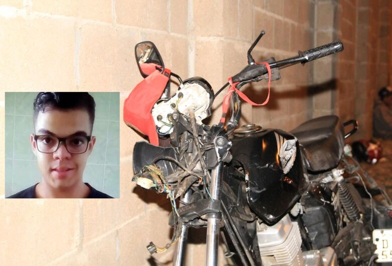 Jovem morre após bater motocicleta em poste na Vila Nery