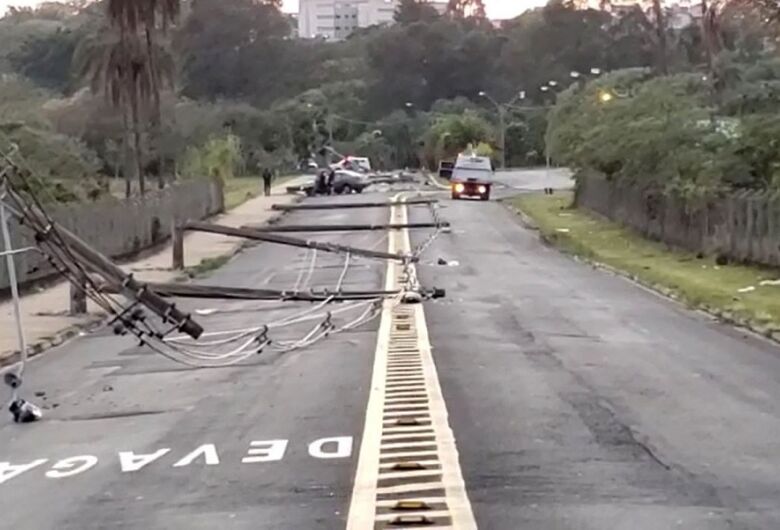 Motorista perde o controle de carro e derruba 11 postes em cidade da região