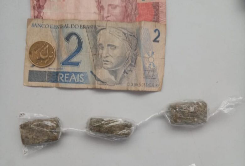 Adolescente é detida por tráfico de drogas em Ibaté