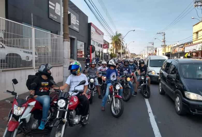 Motoboys de São Carlos e de Rio Claro se unem e ajudam família de motociclista que morreu em acidente