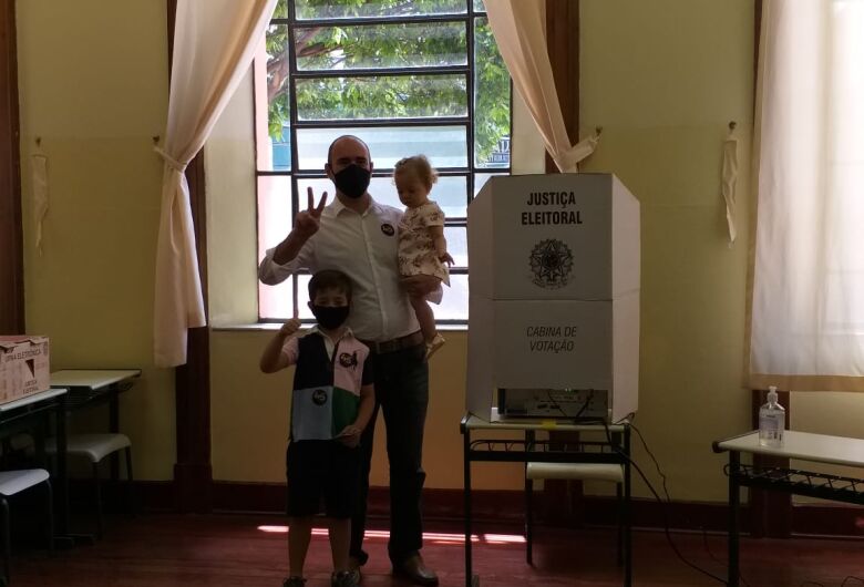 Netto vota acompanhado da esposa e dos filhos na escola Paulino Carlos