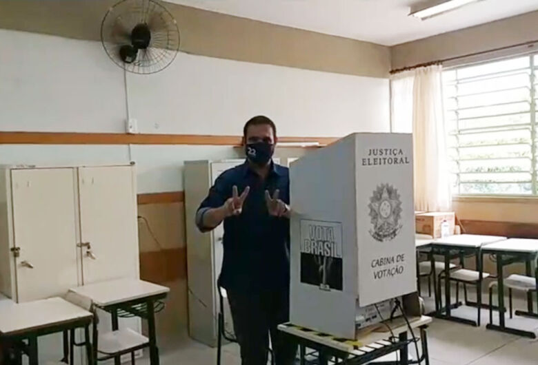 Julio Cesar vota no Andrelino Vieira