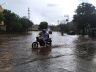 Motociclista passa pelo alagamento no CDHU