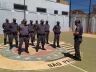 Soldado Pavão ao centro participa de solenidade de recebimento do braçal da ROCAM