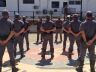 Soldado Pavão ao centro participa de solenidade de recebimento do braçal da ROCAM