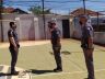 Soldado Pavão ao centro participa de solenidade de recebimento do braçal da ROCAM