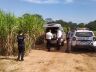 Corpo é colocado em carro fúnebre: cadáver de um homem estava em estado avançado de decomposição
