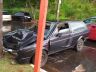 Carro ficou destruído após o forte impacto contra a árvore