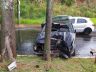 Carro ficou destruído após o forte impacto contra a árvore
