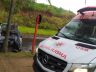 Carro ficou destruído após o forte impacto contra a árvore