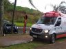 Carro ficou destruído após o forte impacto contra a árvore
