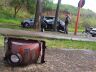 Carro ficou destruído após o forte impacto contra a árvore