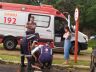 Carro ficou destruído após o forte impacto contra a árvore