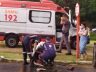 Carro ficou destruído após o forte impacto contra a árvore