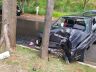 Carro ficou destruído após o forte impacto contra a árvore