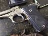 Os produtos, dinheiro, drogas e armas apreendidas pela PM