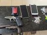 Os produtos, dinheiro, drogas e armas apreendidas pela PM
