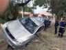 Carro ficou enroscado em árvore após capotar no Botafogo
