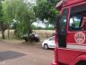 Carro ficou enroscado em árvore após capotar no Botafogo
