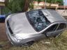 Carro ficou enroscado em árvore após capotar no Botafogo
