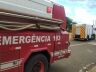 Carro ficou enroscado em árvore após capotar no Botafogo