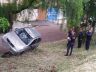 Carro ficou enroscado em árvore após capotar no Botafogo
