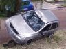 Carro ficou enroscado em árvore após capotar no Botafogo