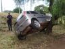 Carro ficou enroscado em árvore após capotar no Botafogo