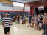Moradores em situação de rua no momento em que eram acolhidos para o aguardado almoço de Natal