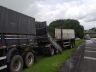 Parte da carga de arroz se espalhou pela pista de rolamento