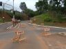 Máquinas e funcionários realizam a limpeza do local