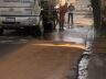 Funcionários limpam ruas centrais da cidade
