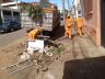 Funcionários limpam ruas centrais da cidade