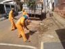 Funcionários limpam ruas centrais da cidade