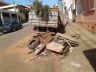 Funcionários limpam ruas centrais da cidade