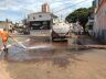 Funcionários limpam ruas centrais da cidade