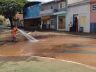 Funcionários limpam ruas centrais da cidade