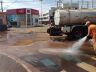 Funcionários limpam ruas centrais da cidade
