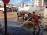 Funcionários limpam ruas centrais da cidade