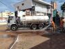 Funcionários limpam ruas centrais da cidade