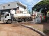 Funcionários limpam ruas centrais da cidade